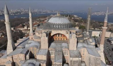 Ayasofya-i Kebir Cami-i Şerifi’ne “La ilahe illallah” mahyası asıldı