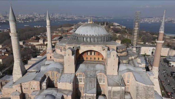 Ayasofya-i Kebir Cami-i Şerifi’ne “La ilahe illallah” mahyası asıldı