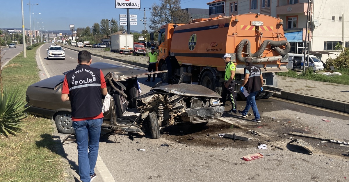 Otomobil, temizlik aracına çarptı: Sürücü ağır yaralı