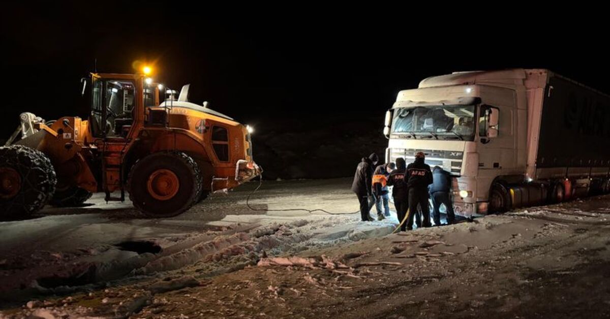 Ardahan’da kar, tipi ve buzlanma: 4 TIR yolda kaldı